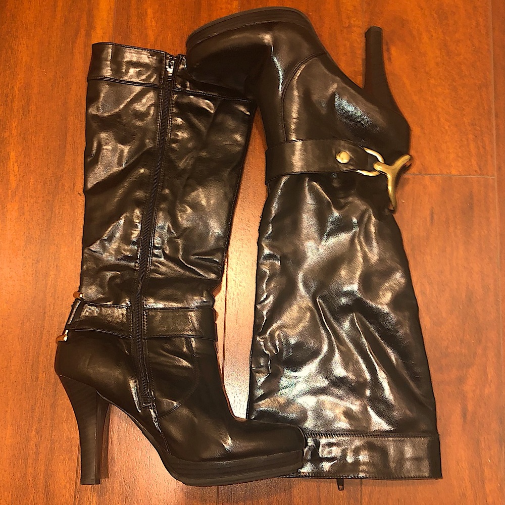 Stylish black boots! Step out in these!!